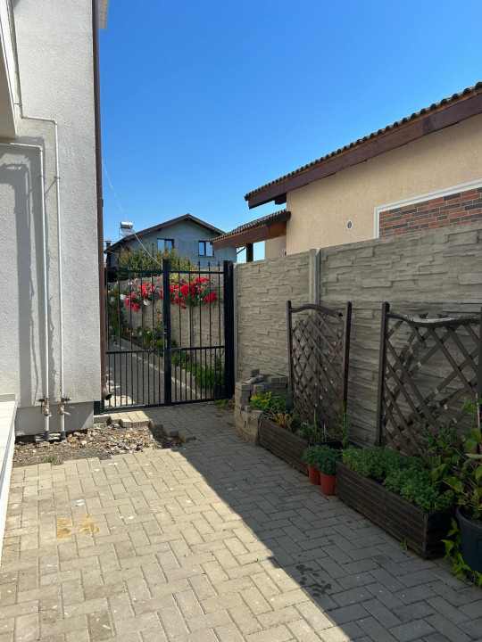 Apartament 2 camere, decomandat, curte 200 mp, parter,  Giroc