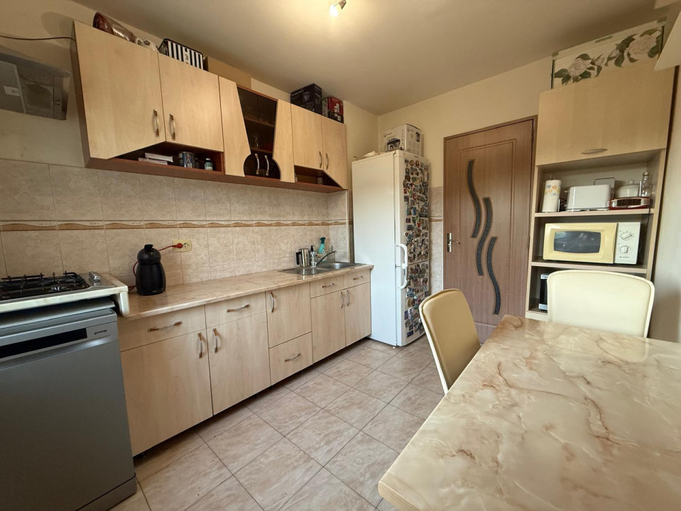 Apartament spatios, 3 camere, 72 mp, etaj 3, zona Girocului - COMISION 0%